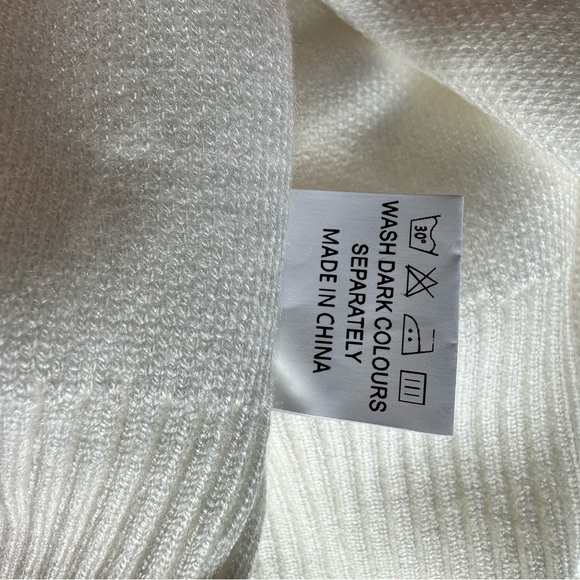 Heart Patterned Crew Neck Sweater - Cream and Red- M, L, XL - Picture 7 of 8